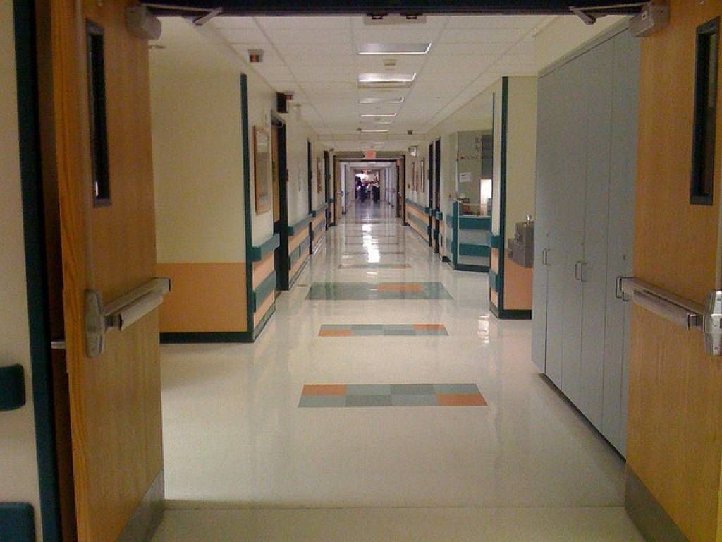 VM apsver iespēju hospitalizēt pacientus, kuri gaida rindā ilgāk nekā mēnesi