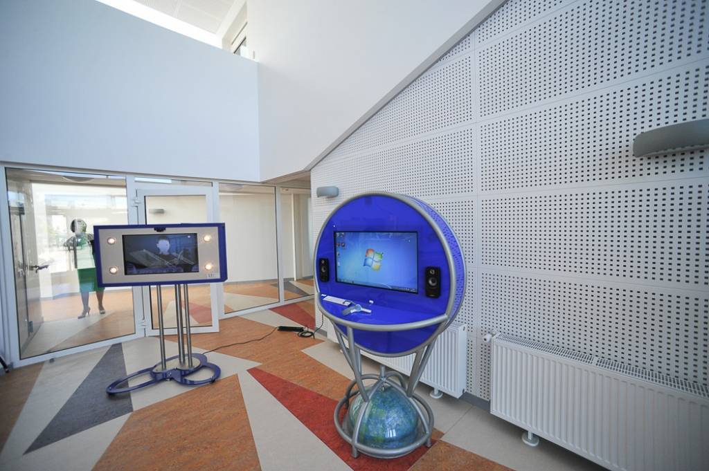 Papildināta - FOTO: Jaunatklātajā HansaMatrix rūpnīcā Ventspilī ražos modernākos IT produktus 