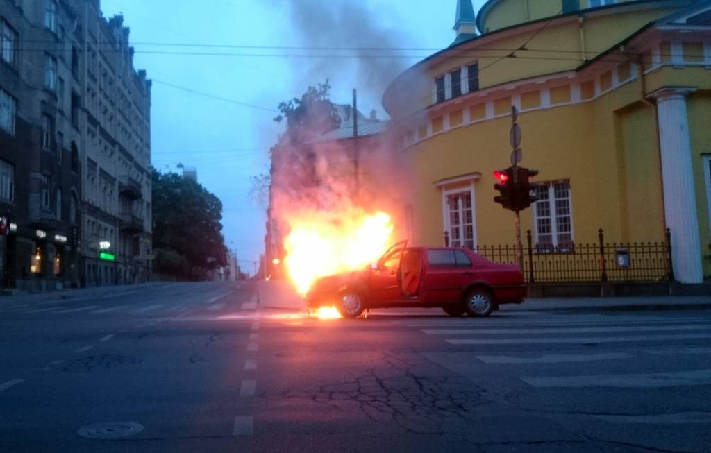 Rīgas centrā ar atklātu liesmu sadeg vieglā automašīna