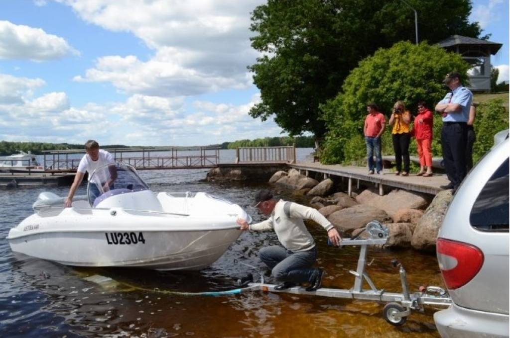 Koknesē iegādājas Latvijā ražotu motorlaivu ūdenskrātuves uzraudzībai