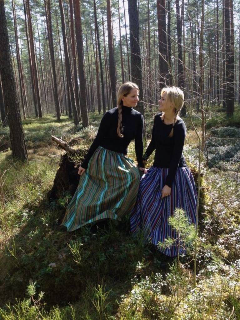 Sievām tautiski brunči, vīriem balti lina krekli 