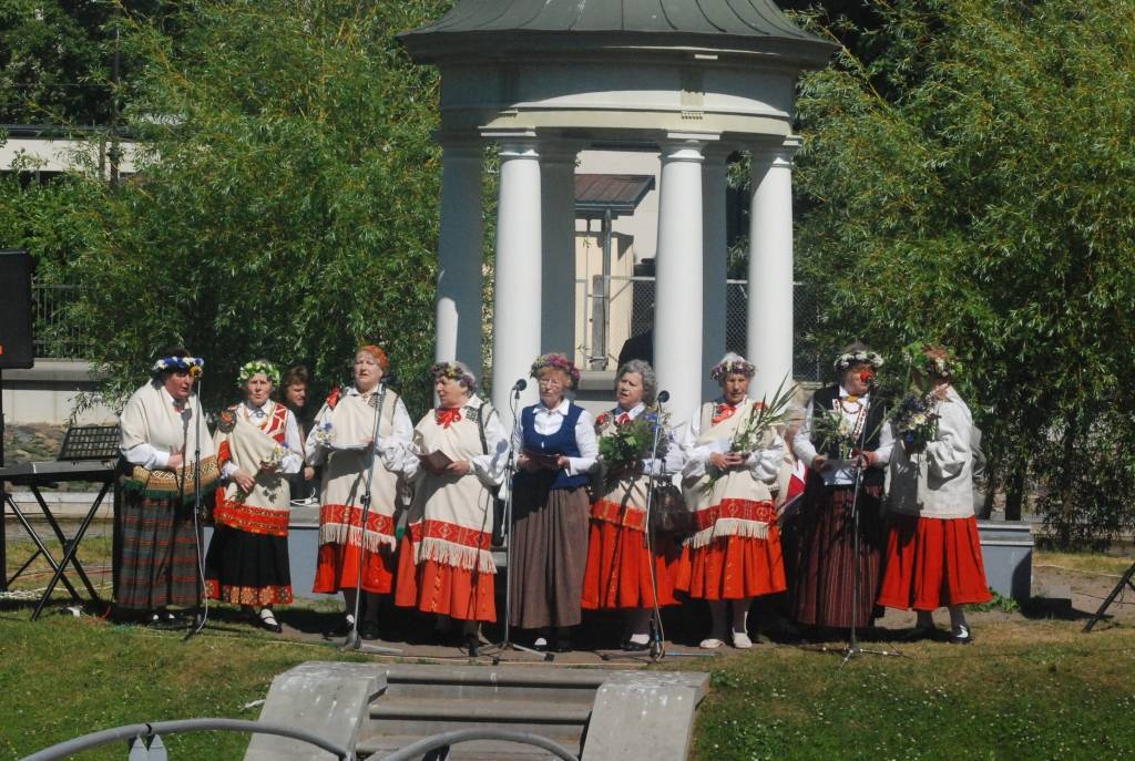FOTO: "Saknes" un "Labākie gadi" ielīgo Jāņus pie Gulbju dīķa