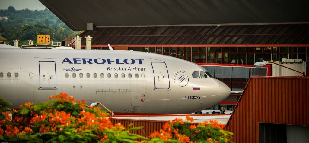 VIDEO: Parīzē piedzērusies aviopasažiere policistiem draud, ka Putins viņus nogalinās