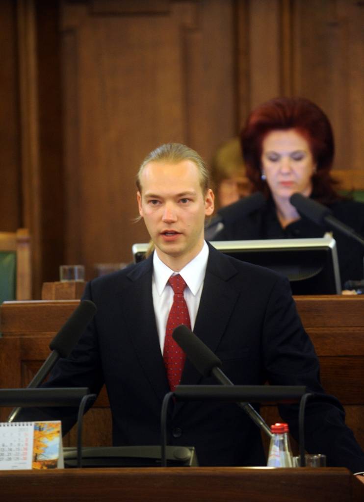 de Facto skaidro: Vai Junkurs strādā darbā, kura dēļ pameta Saeimu?