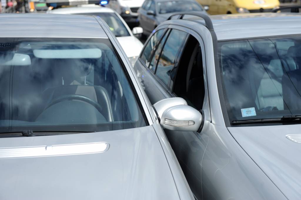 Apdrošinātājs: Pirms svētkiem palielinās avāriju skaits lielveikalu stāvvietās