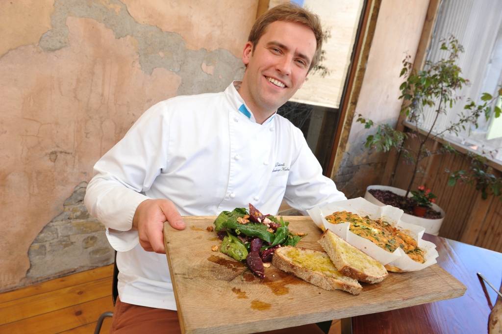 Svētku cienasta sarūpēšanā palīgā nāk šefpavāri: Siera fritatta ar spinātiem