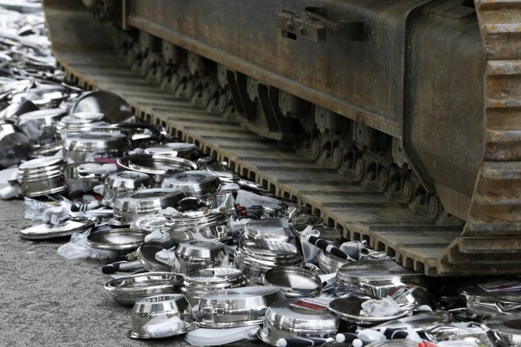 FOTO: Buldozers iznīcina viltotus katlus un pannas