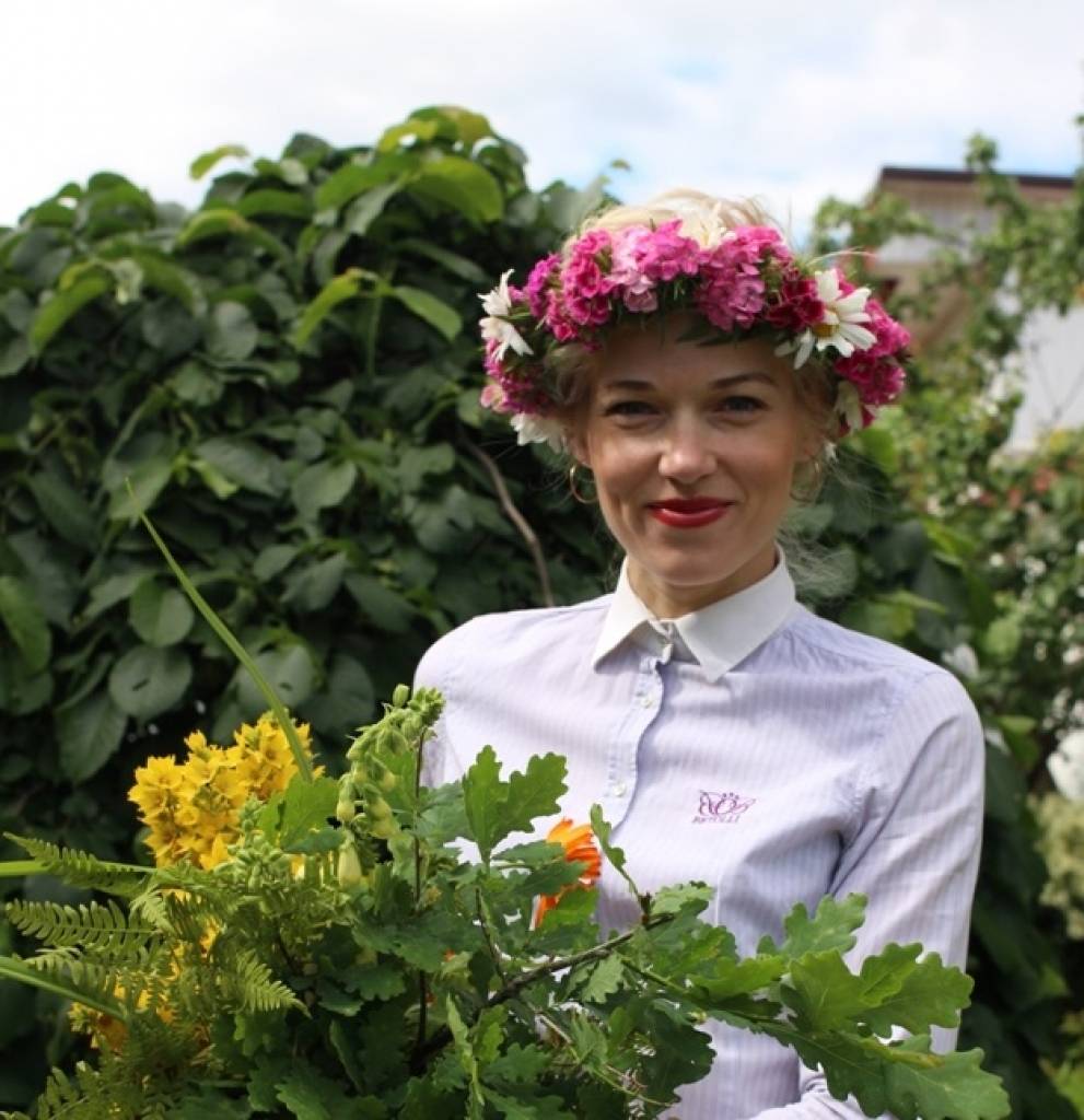 Svētkus ielīgo Jāņi un Līgas: Betolli vadītāja staigā vainadziņā, Līgu var atpazīt