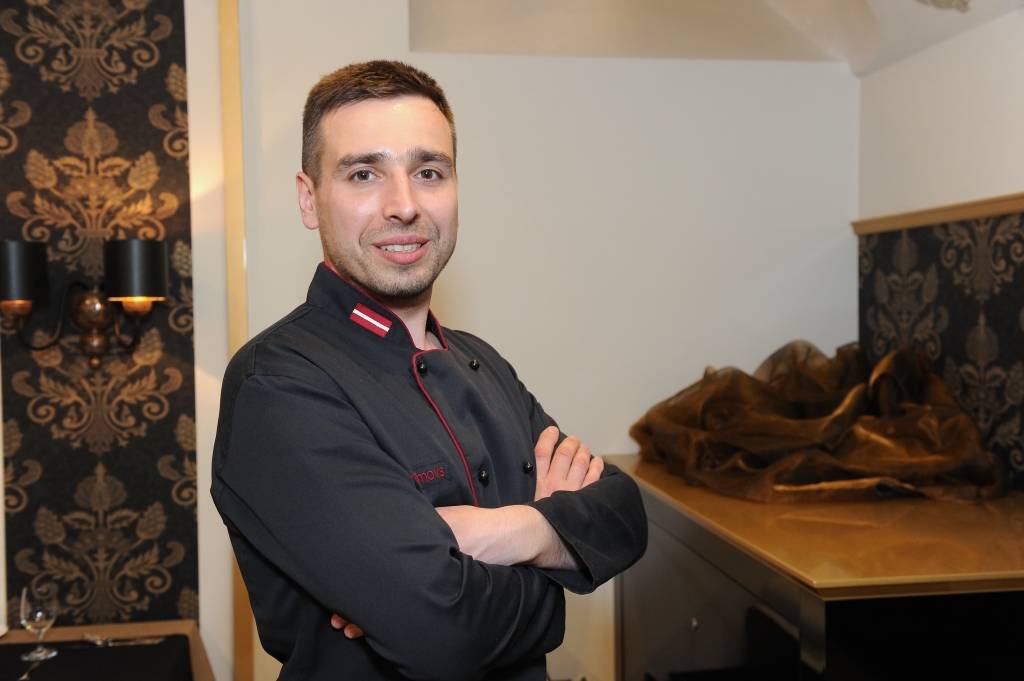 Svētku cienasta sarūpēšanā palīgā nāk šefpavāri: Dateļu krēms ar marakuju un piparmētru mērci