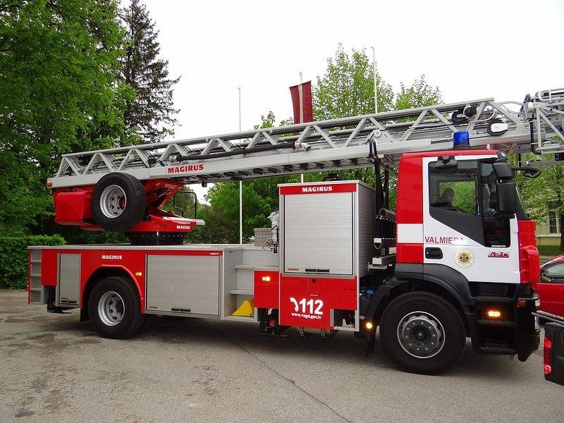 Liepājā ugunsdzēsēji no koka noceļ pusaudzi
