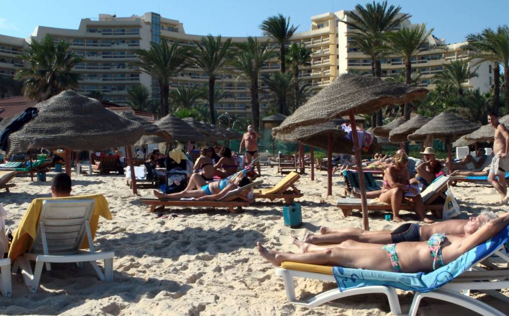 papildināts (17:56) - Tunisijā uzbrukumā tūristu viesnīcām nogalināti vismaz 27 cilvēki