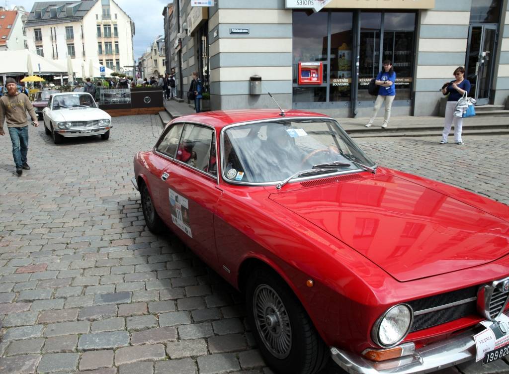 Rīgā noslēdzas Eiropas vēsturisko automobiļu brauciens Amber Trophy