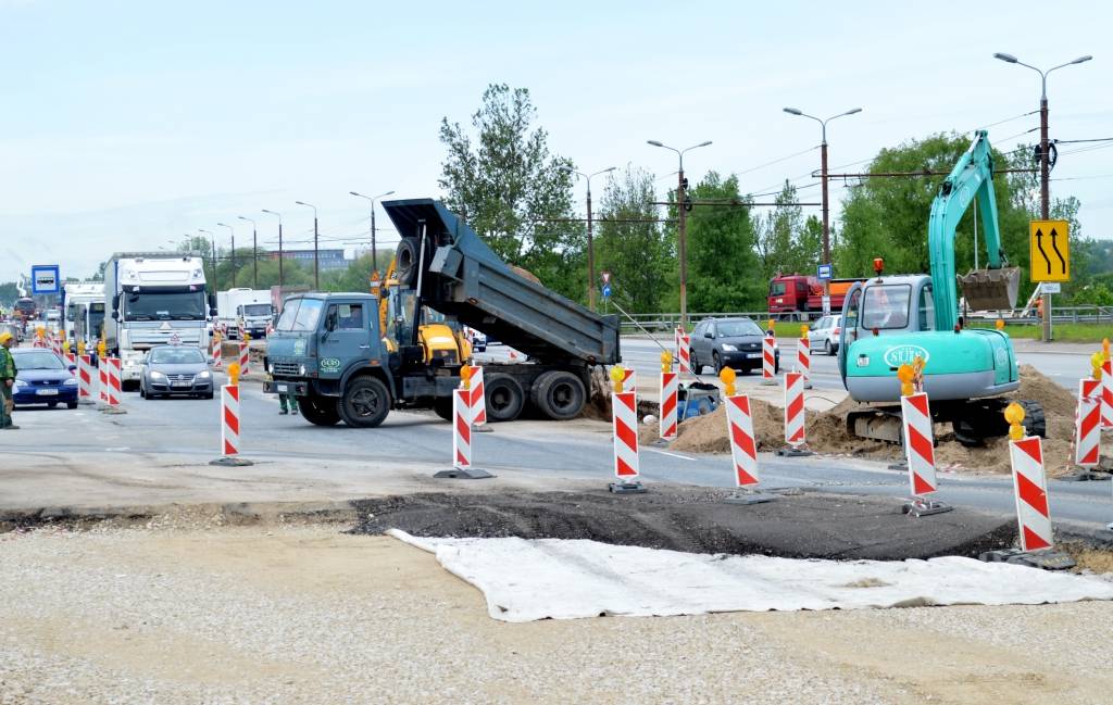 Salu tilta brauktuvēm ieklās segumu; jārēķinās ar satiksmes ierobežojumiem