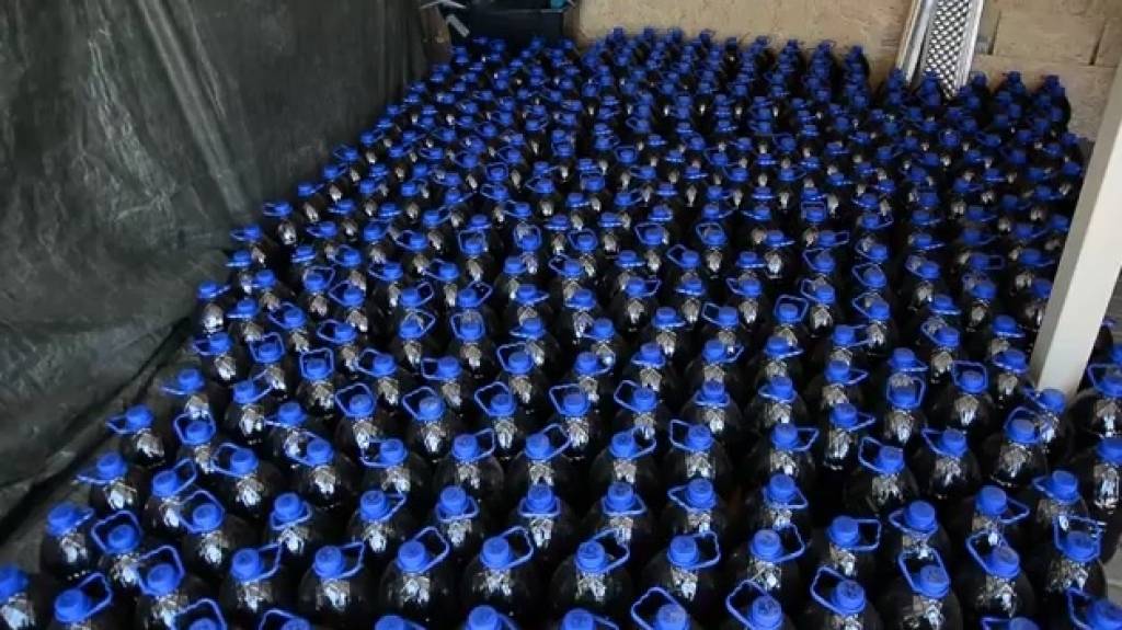 Nelegālā ražotnē Vālodzēs atrod aptuveni 16,4 tonnas nelegālā alkohola