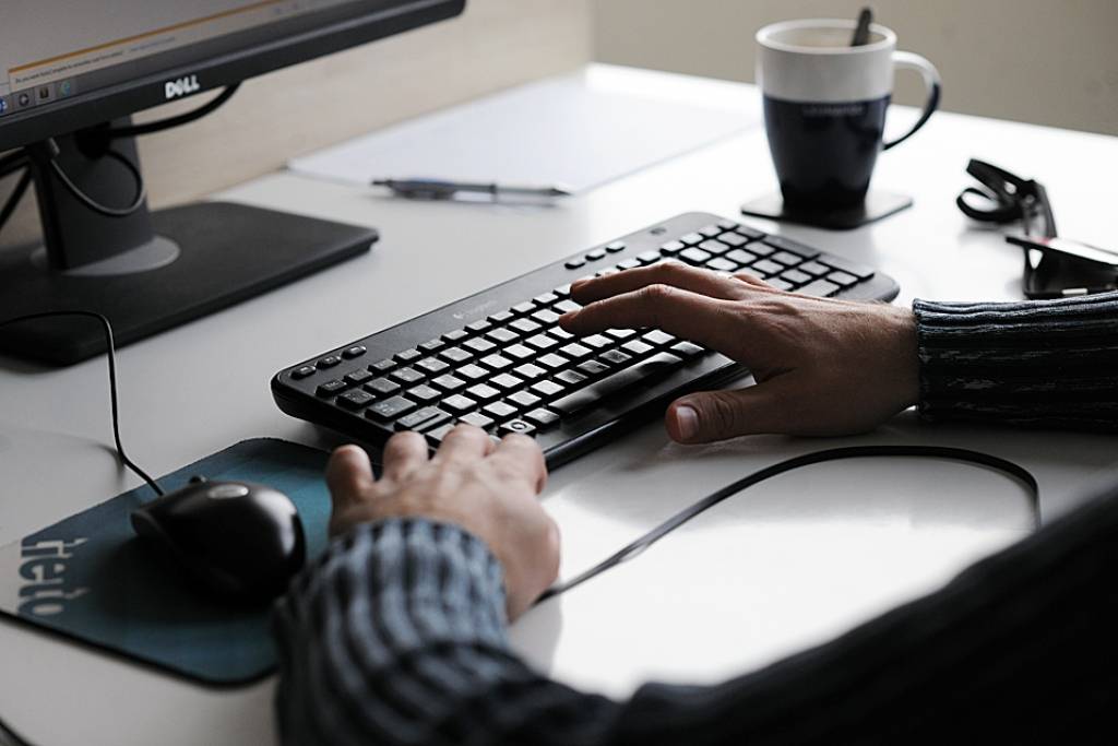 Anonīmās interneta ķengas tiesas zālē