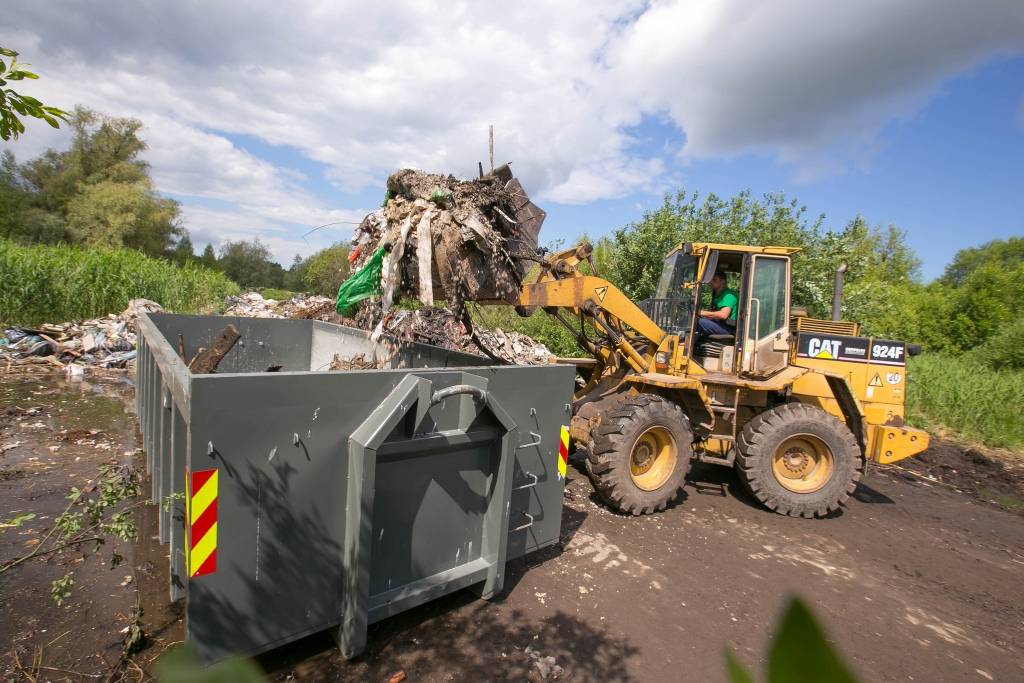 FOTO: Būvgružu izgāztuvi Spilves lidlaukā likvidēs trīs nedēļu laikā