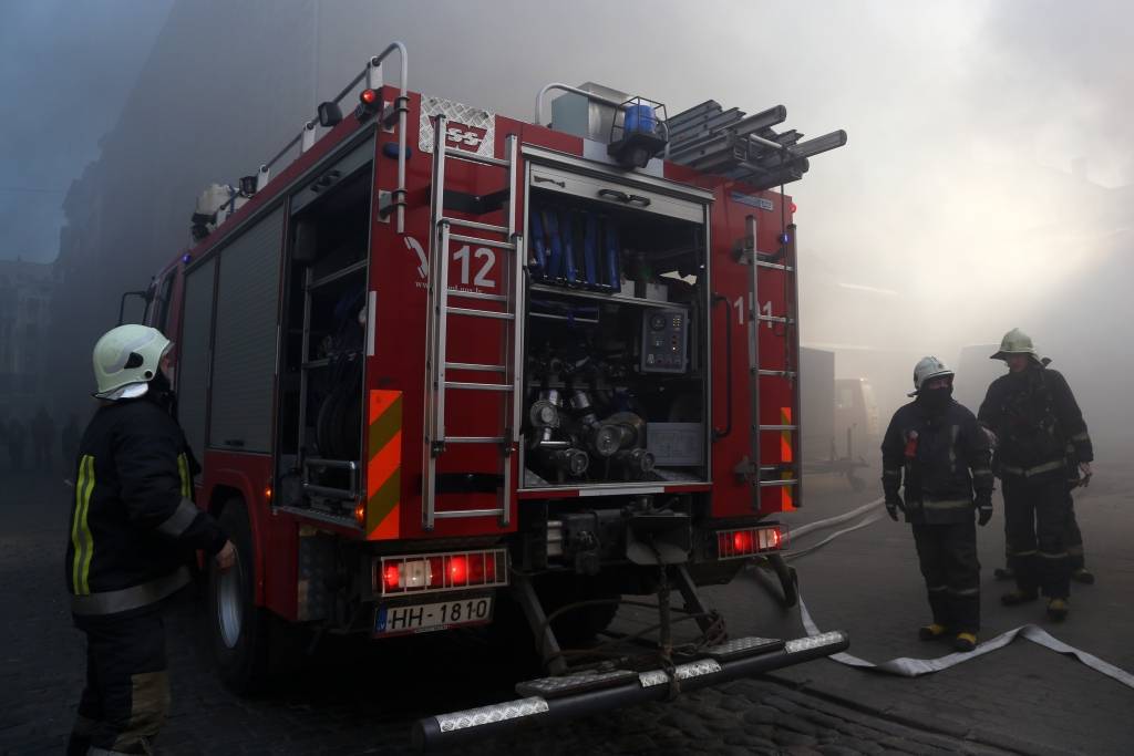 Papildināta - Ugunsgrēks «Ventspils nafta» termināls rezervuārā lokalizēts 