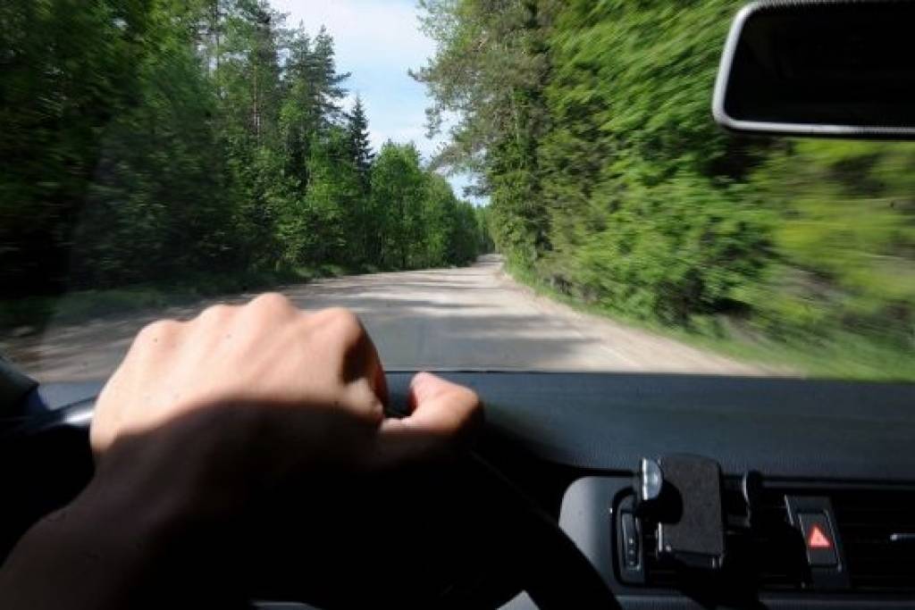 Asfalta segas kavēšanās - izšķiršanās starp meža aizsardzību un iedzīvotāju ērtībām