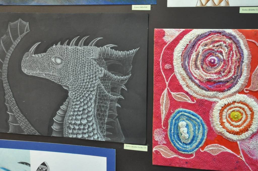 FOTO: Skolēni paveikto apkopo izstādē