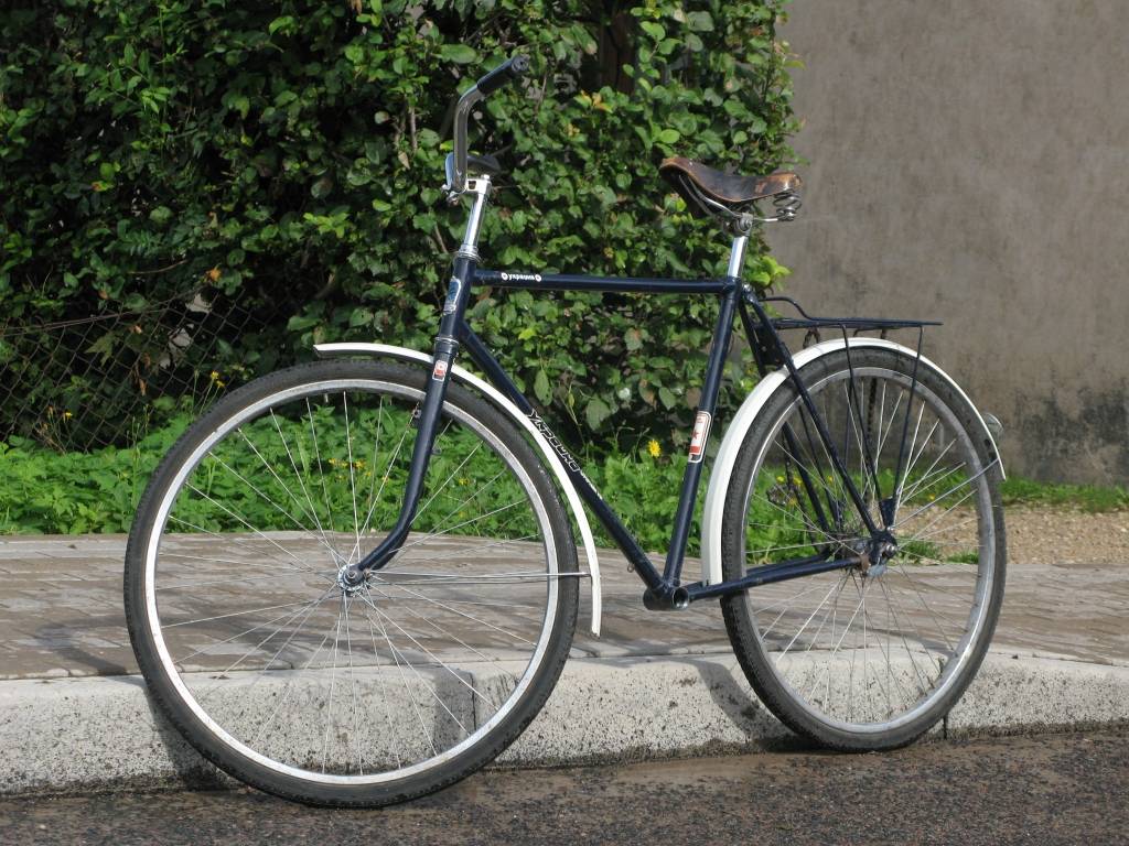 Ar velosipēdu ieskrien autobusā