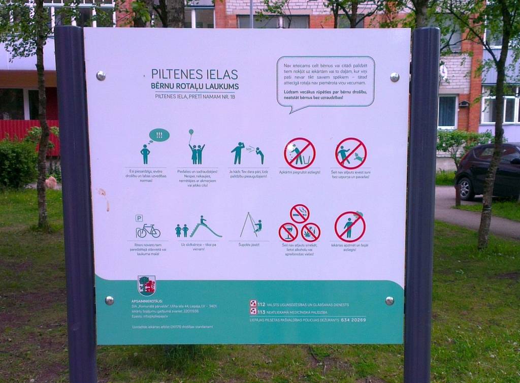 Uzstāda informācijas stendus pie bērnu rotaļu laukumiem