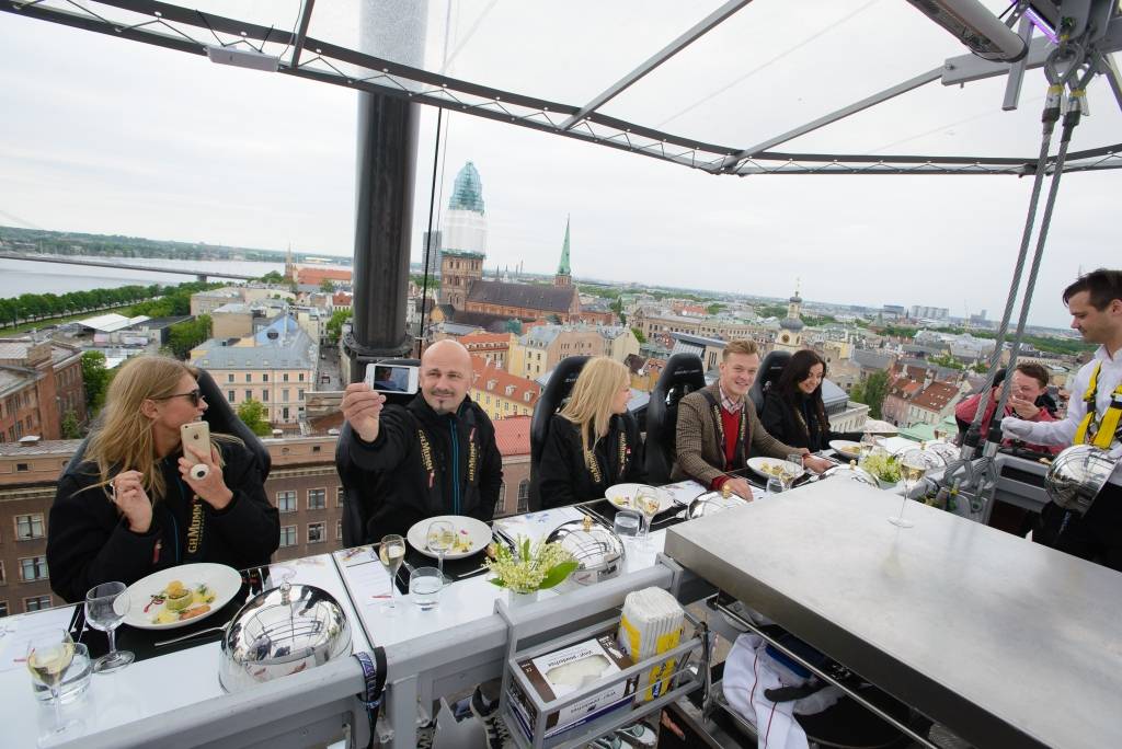 FOTO: Vecrīgā atkal viesojas Dinner in the Sky