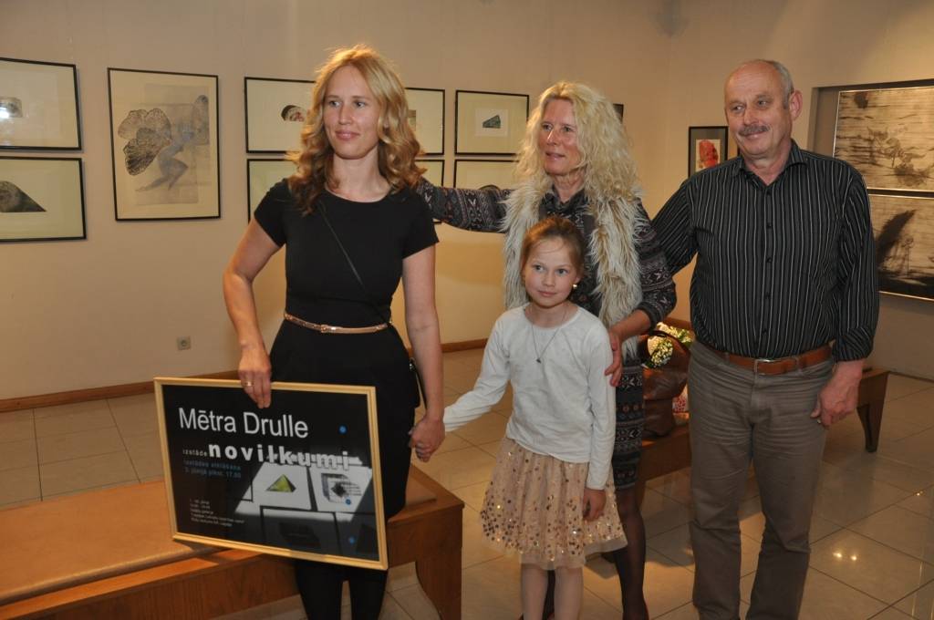 FOTO: Atklāj Mētras Drulles darbu izstādi "Novilkumi"
