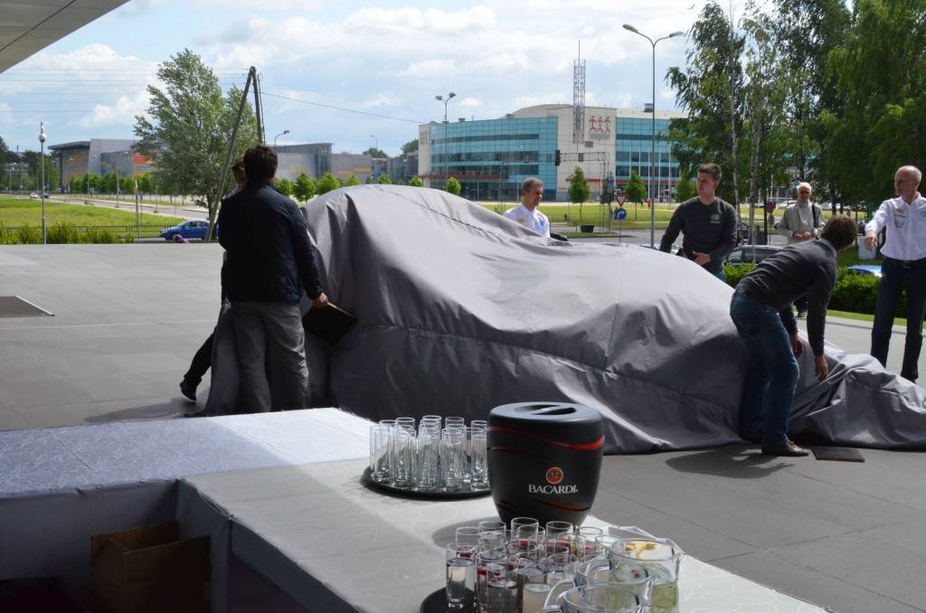 Papildināts - FOTO: Elektriskajā sacīkšu auto PP03 latvieši ieguldījuši 300 tūkstošus eiro 