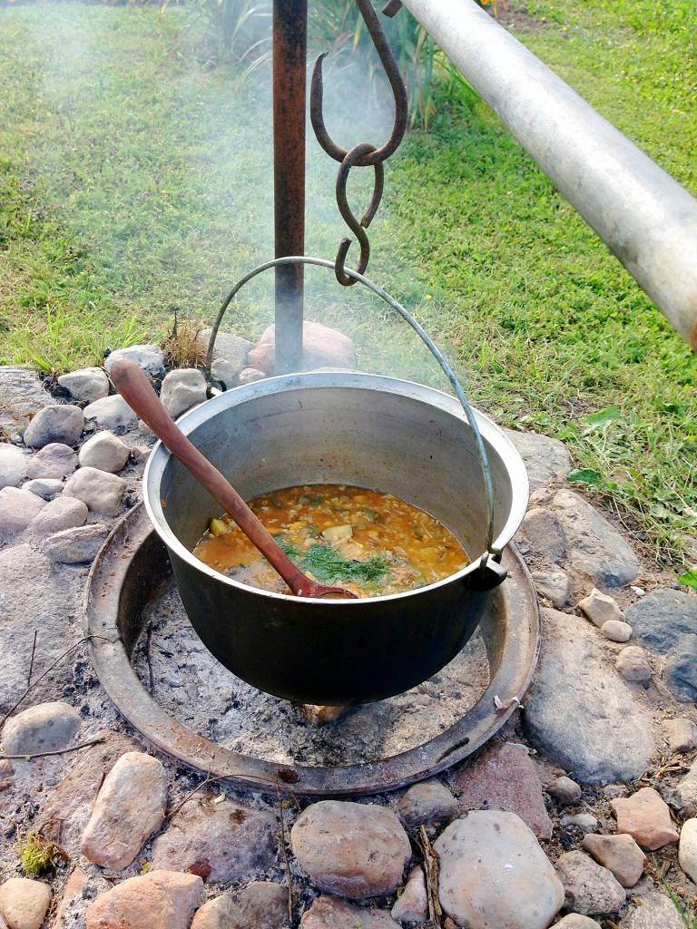 Jūnijā ēdam ārā - jēra un dārzeņu zupa uz dzīvas uguns