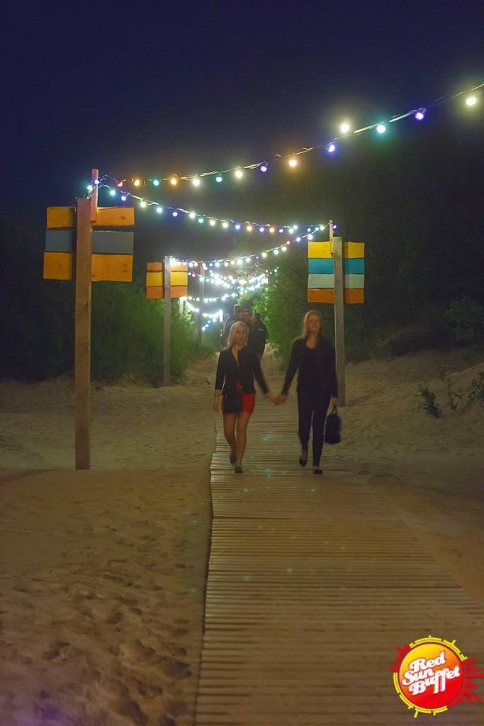 FOTO: Pirmo reizi Liepājas pludmalē notiek sieviešu striptīza priekšnesumi