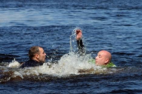 Dodas peldēties reibumā