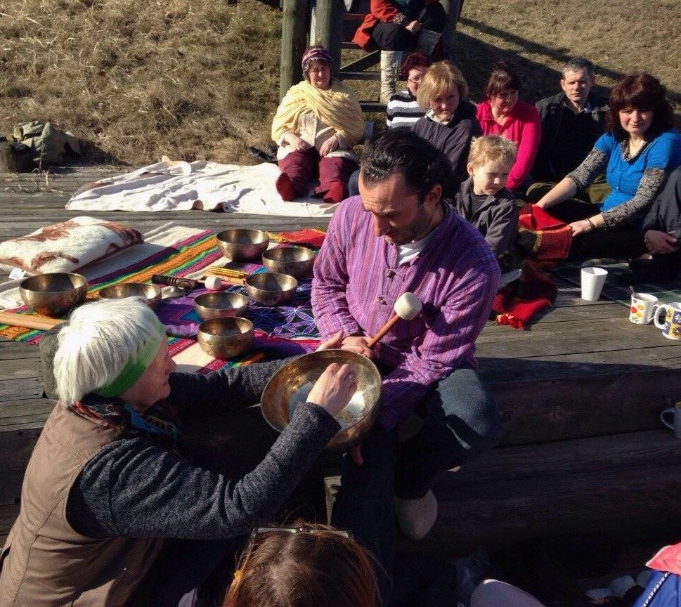 Dziedinoša meditācija ar Tibetas skanošo bļodu palīdzību