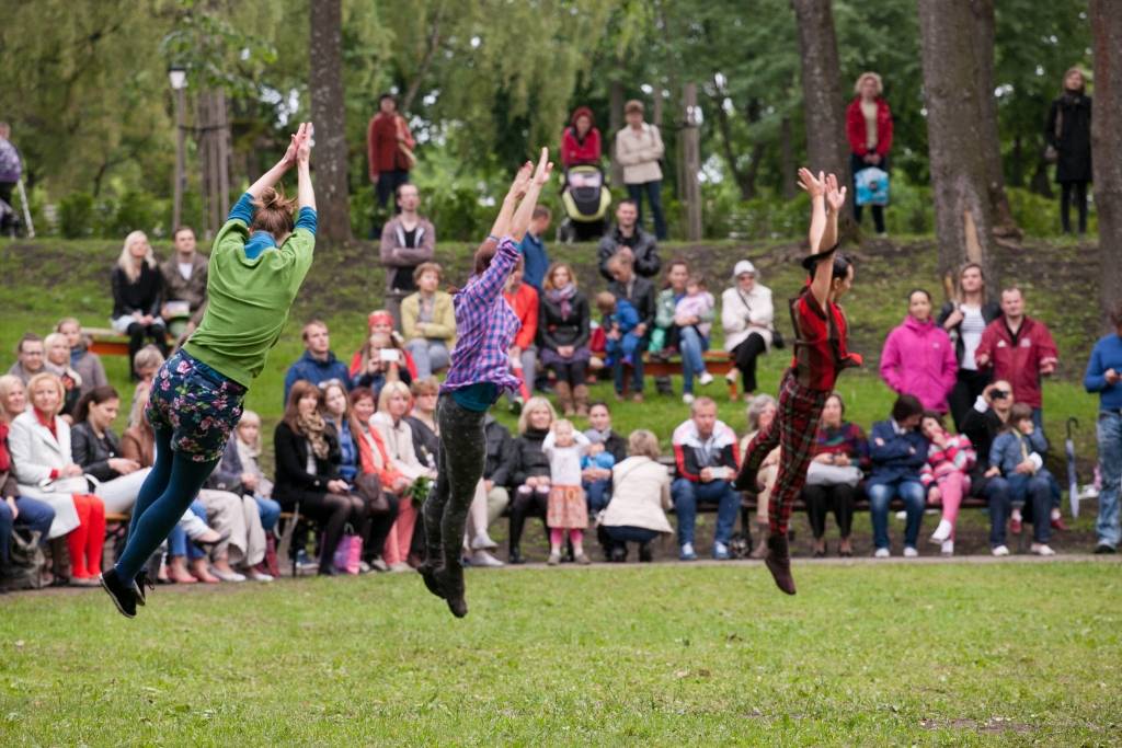 Latvijas Jaunā teātra institūta deju izrāde “No Vecmīlgrāvja ar mīlestību”