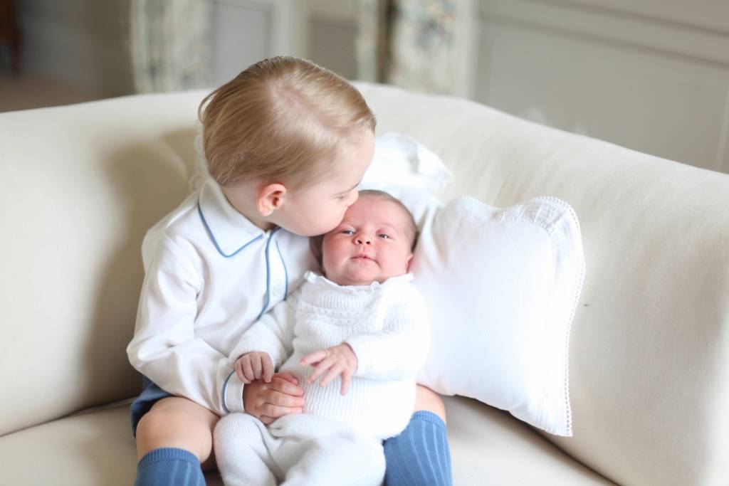 FOTO: Mazā britu princese Šarlote ar brāli