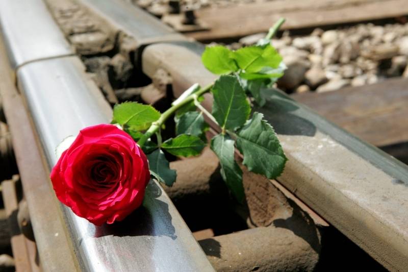 Priekules stacijā ziedu nolikšana pie pieminekļa represētajiem