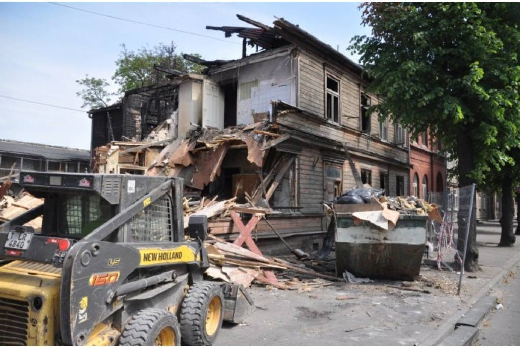 FOTO: Liepājā sprādzienā cietušo ēku demontē