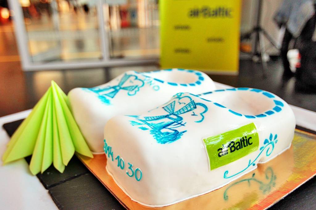 FOTO: Katru jaunu soli pasaulē svin ar kūkām