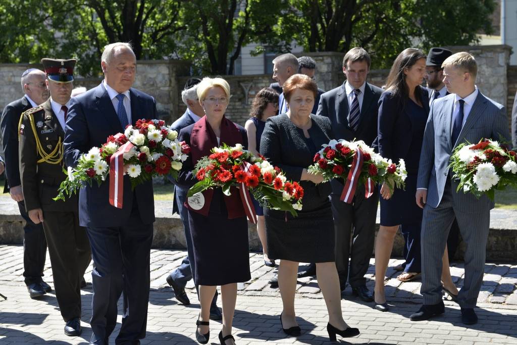 FOTO: Prezidents un premjere piedalās genocīda upuru piemiņas pasākumā