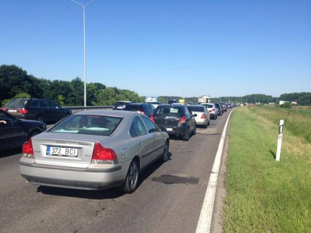 Virzienā uz Jūrmalu sastrēgumi jau pie Piņķiem; satiksmi kavē arī avārija