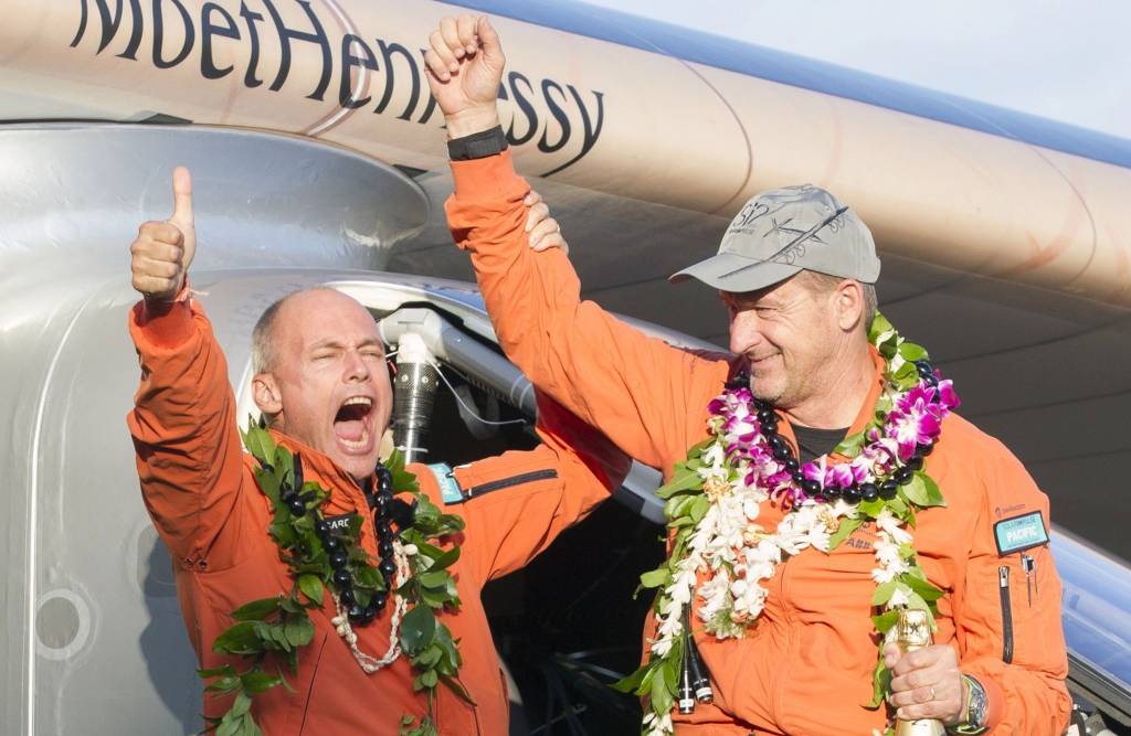 Solar Impulse 2 pilots balansē uz izturības robežas un pārraksta aviācijas vēsturi