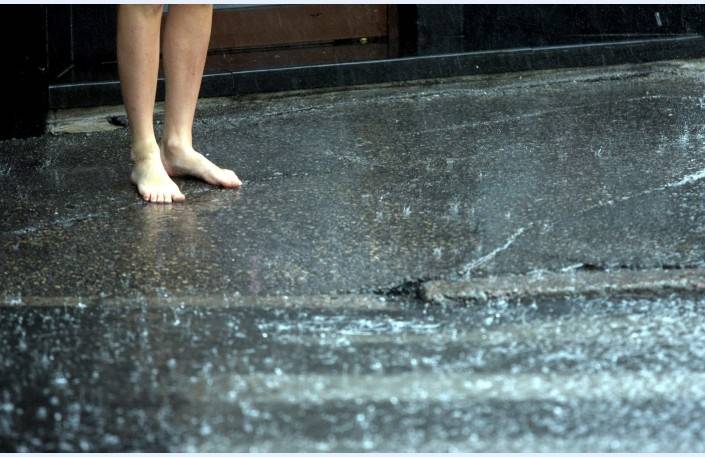 Pēcpusdienā gaidāms spēcīgs pērkona negaiss; vietām krusa