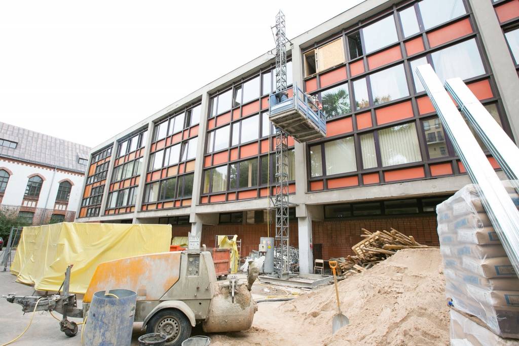 FOTO: Remontdarbi Rīgas skolās