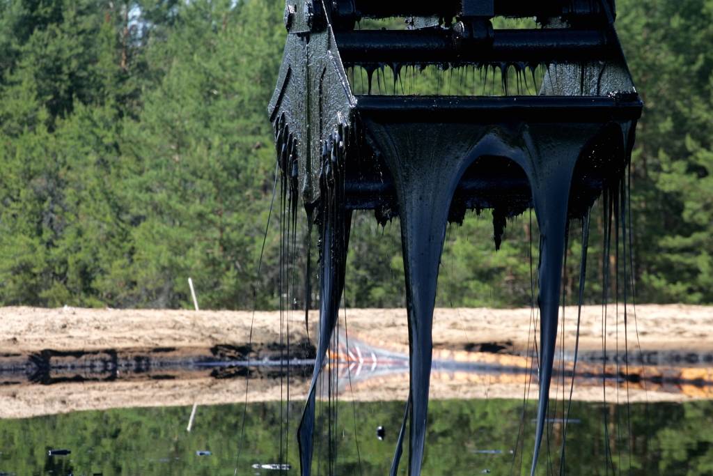 Vieni smeļ gudronu, citi nosmeļ naudu