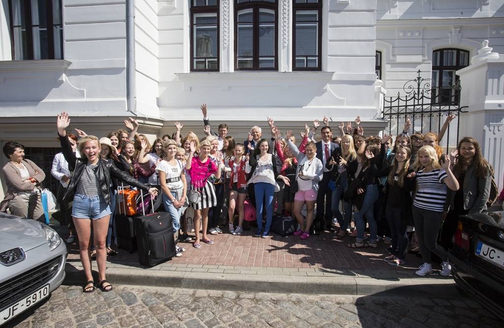 Ceļā uz Dziesmu svētkiem pavada Liepājas korus