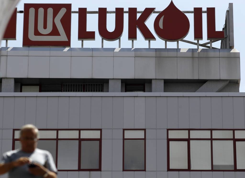 Rumānijā par naudas atmazgāšanu arestēti Lukoil aktīvi divu miljardu eiro vērtībā