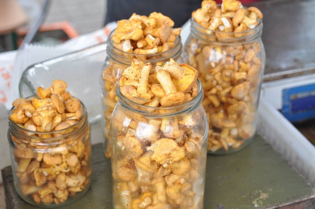 "Liepājas Pētertirgū" jau pārdod gailenes 