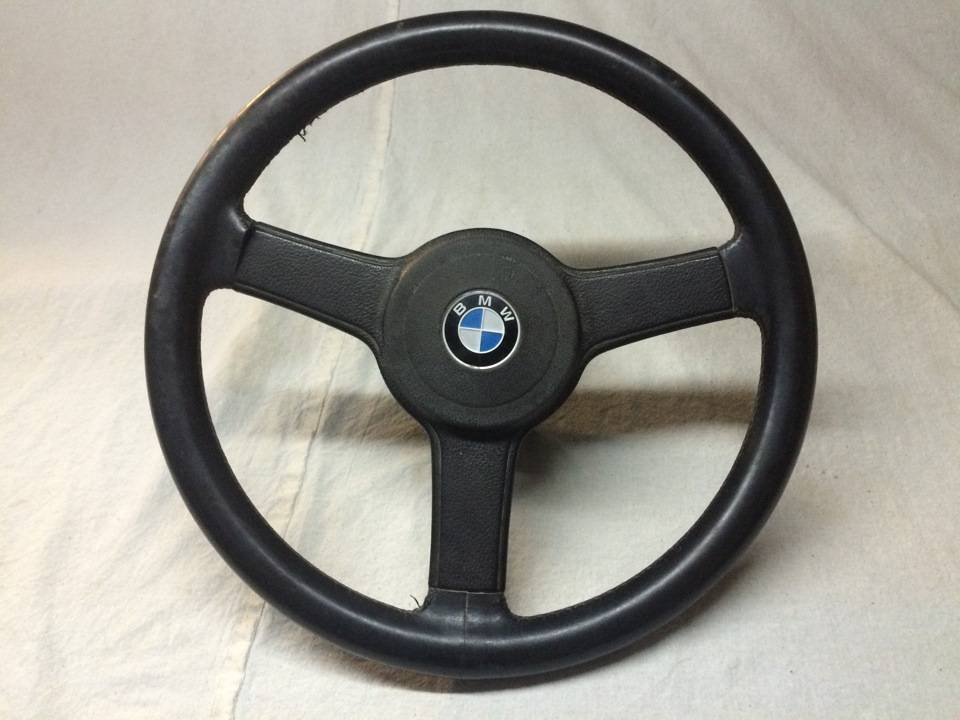 Liepājā aizdegas automašīna