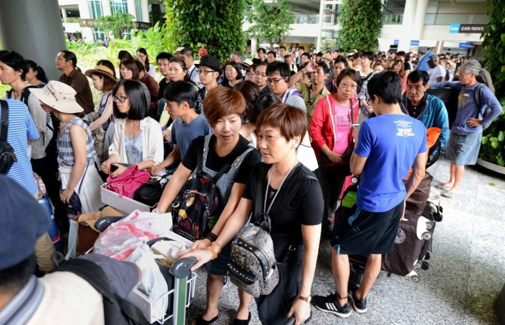 FOTO: Vulkāna izvirduma dēļ Indonēzijas lidostās iestrēguši tūkstošiem cilvēki