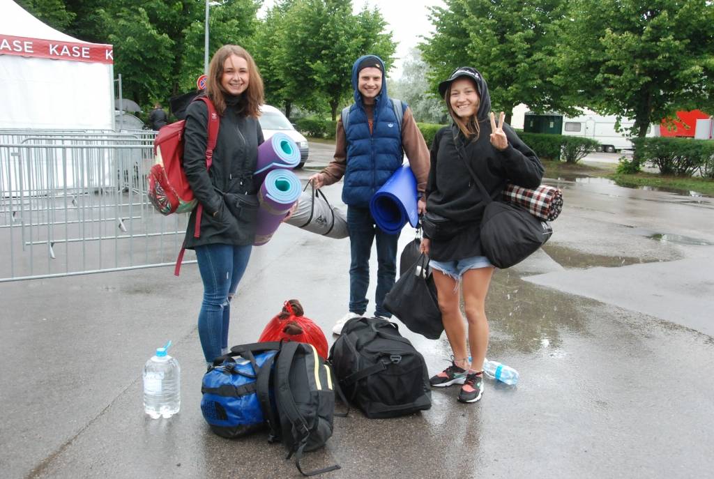 FOTO: Spītējot lietum un vējam, festivāls ir sācies