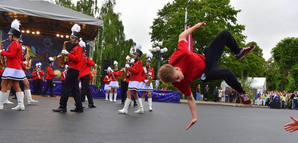 FOTO: Skolu jaunatnes pūtēju orķestru defilē programma